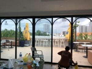 Hướng dẫn chọn vị trí dán phim cách nhiệt trên kính cửa sổ để tối ưu hiệu suất