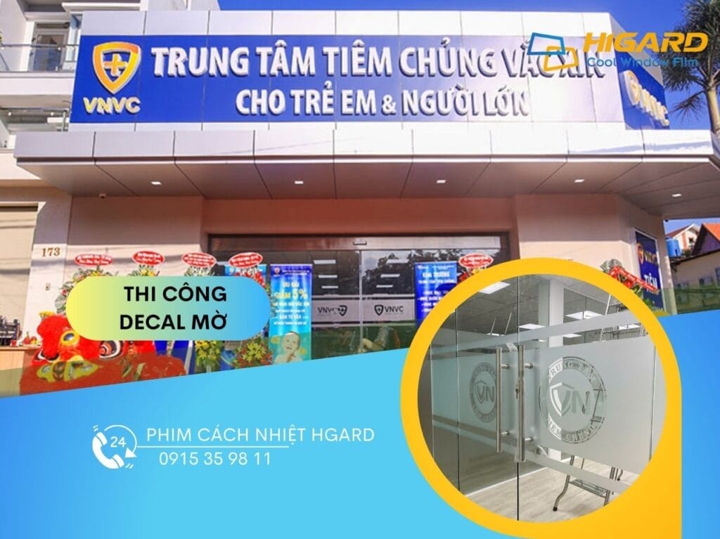 Mặt tiền hiện đại trung tâm tiêm chủng, với biển bảng lớn, kiến trúc tiện nghi, và biểu tượng giáp.