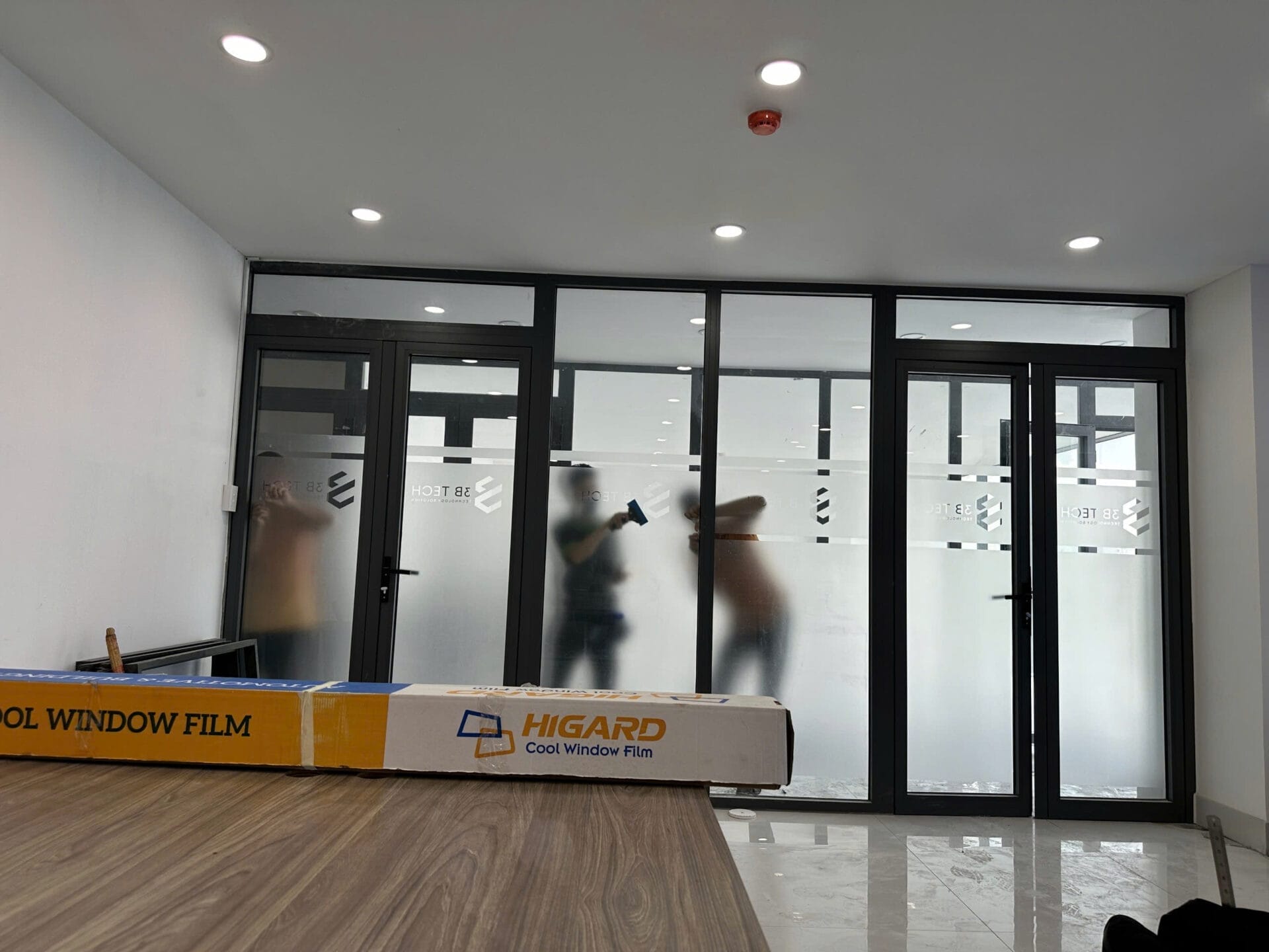 Phim mờ dán kính Thuê thợ thi công dán phim cách nhiệt, decal dán kính tại nhà