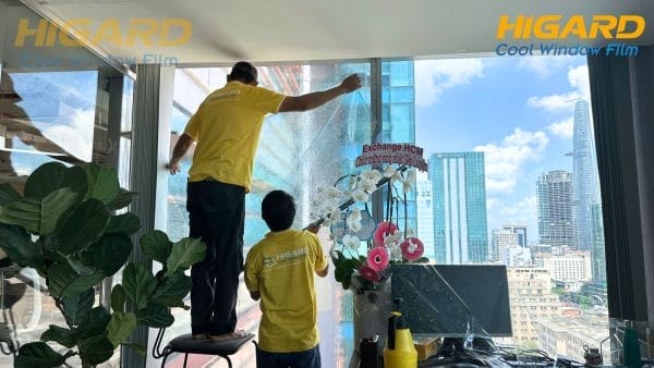 Thuê thợ thi công dán phim cách nhiệt, decal dán kính tại nhà
