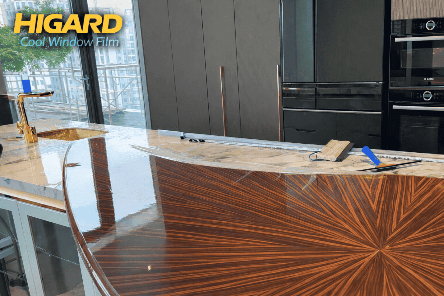 Dán ppf mặt bàn gỗ Higard