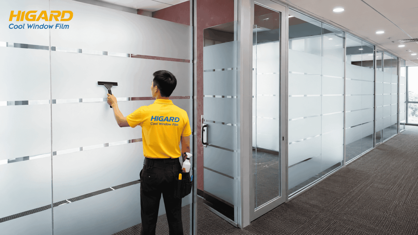 Decal mờ kết hợp logo giúp tăng nhận diện thương hiệu.