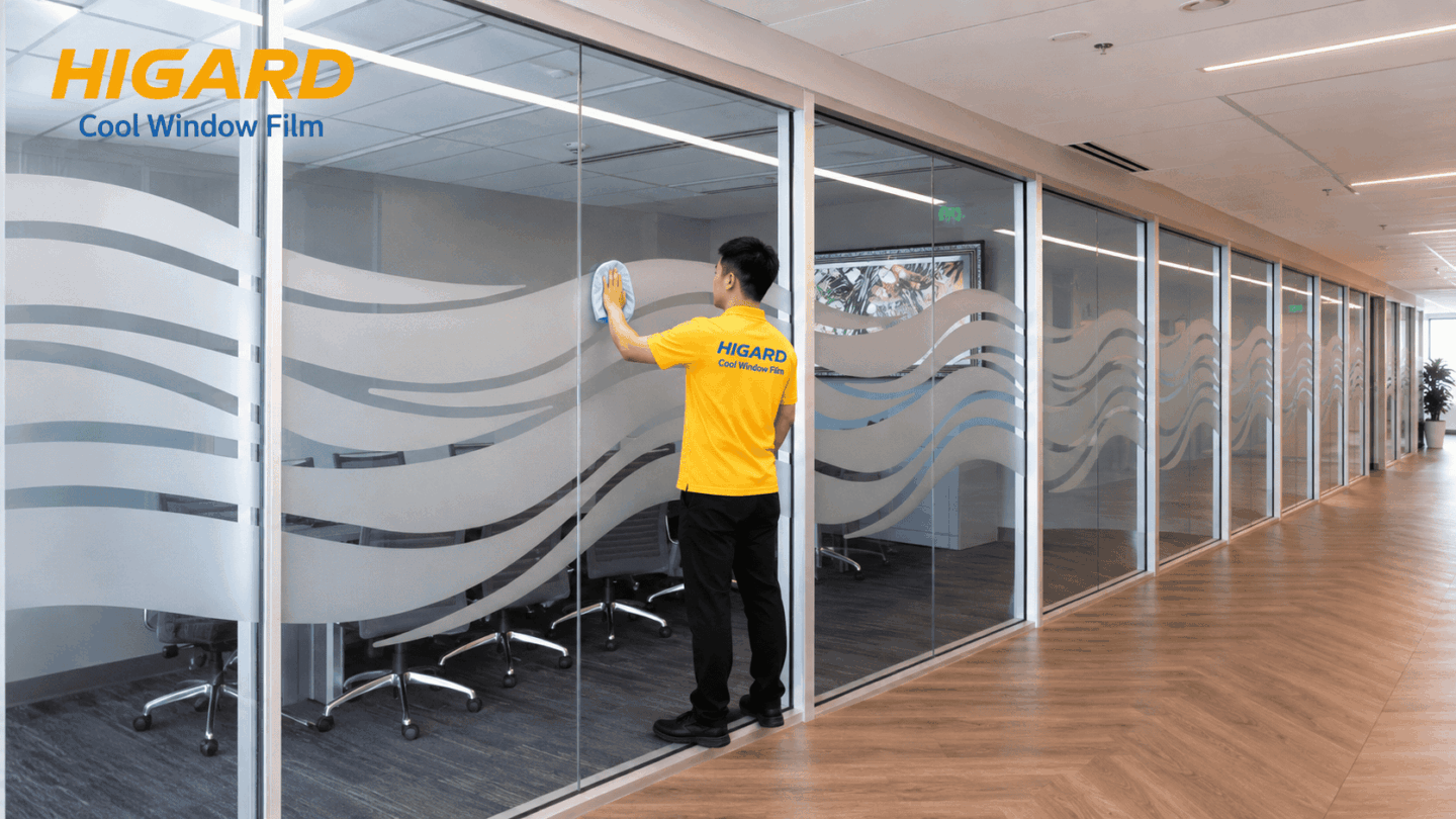 Dán decal mờ phòng làm việc tạo sự riêng tư