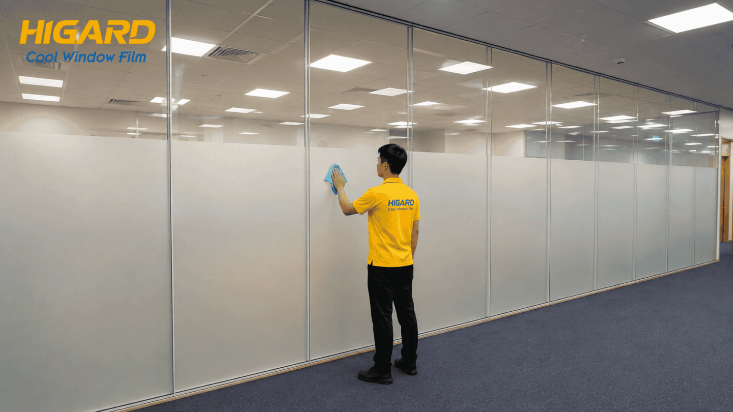 Dán decal mờ văn phòng chuyên nghiệp cho hệ thống cửa kính, vách kính, phòng họp và phòng làm việc hiện đại