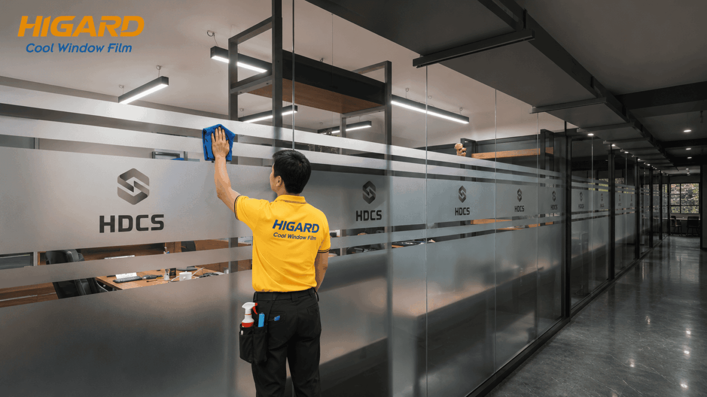 Dán decal mờ cửa kính văn phòng