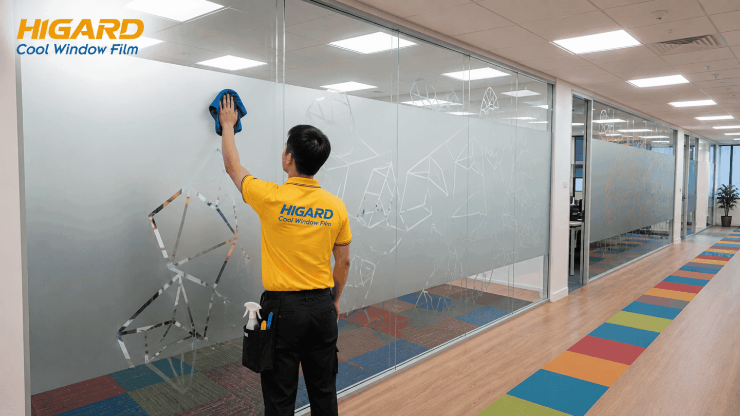 Thi công dán decal mờ văn phòng