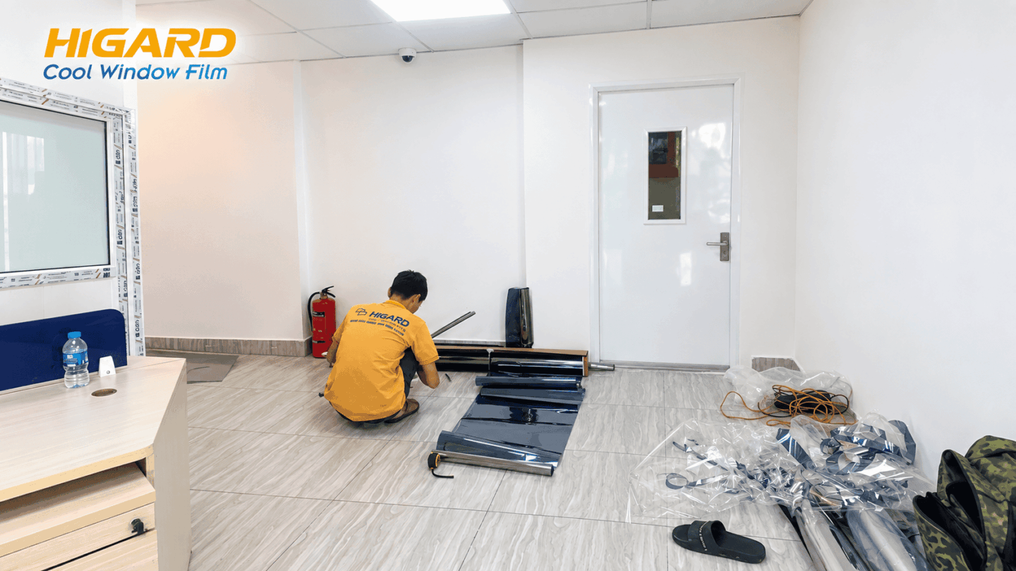 Dán phim cách nhiệt Ngân hàng Bản Việt – Giải pháp chống nóng cho tòa nhà 7 tầng tại Hà Nội 11 Kỹ thuật viên Higard thi công phim cách nhiệt ngân hàng