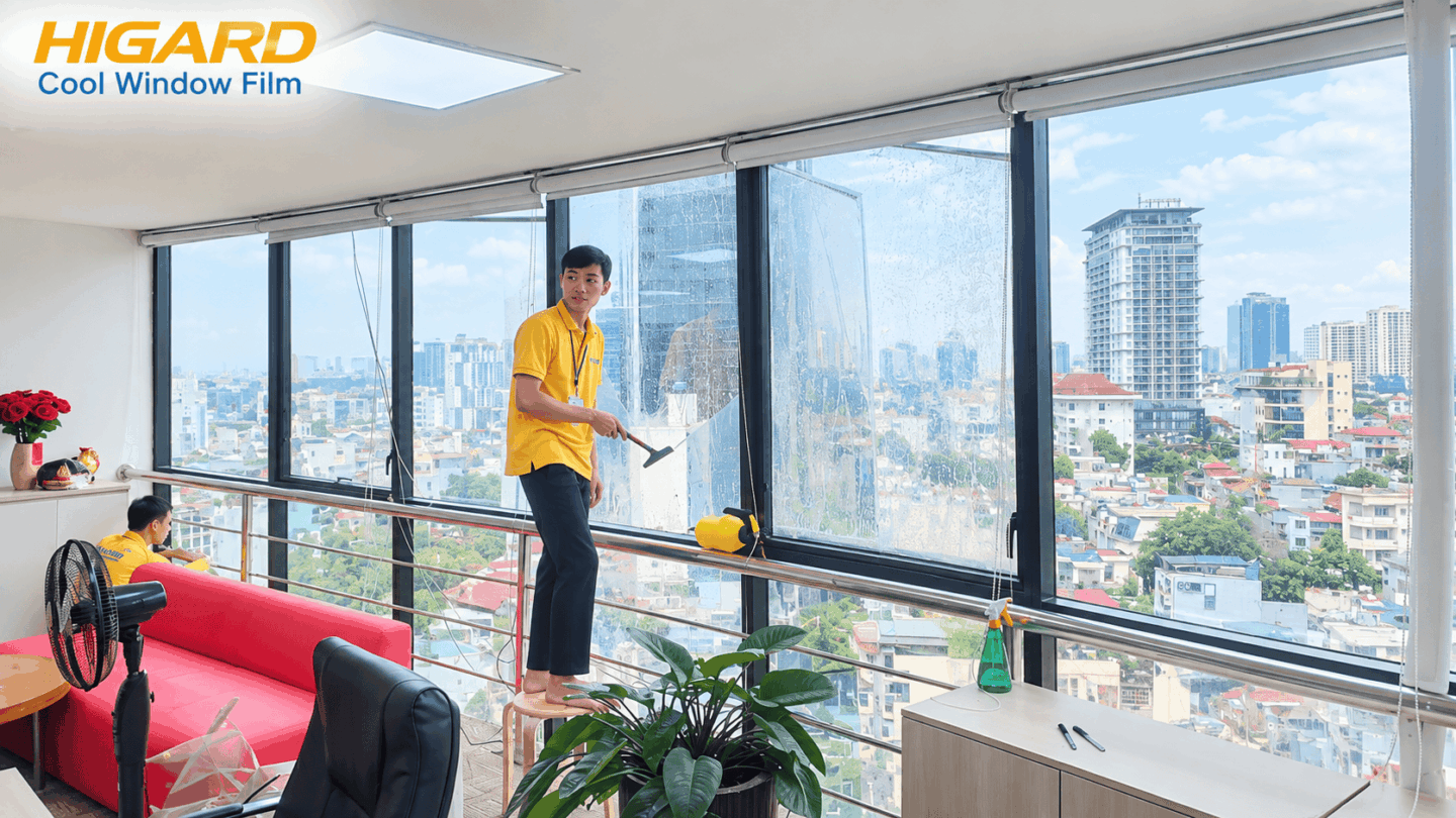 Gạt phim khi thi công phim cách nhiệt Tòa nhà