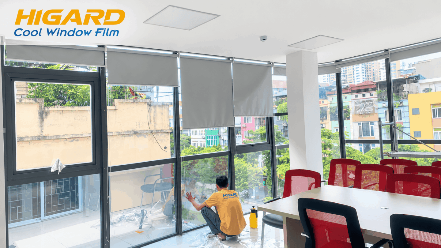 Dán phim cách nhiệt Ngân hàng Bản Việt – Giải pháp chống nóng cho tòa nhà 7 tầng tại Hà Nội 7 Thi công phim cách nhiệt ngân hàng cho vách kính mặt tiền