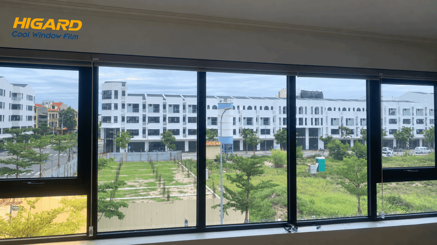Thợ thi công phim dán kính chống nhìn trộm Higard HG80