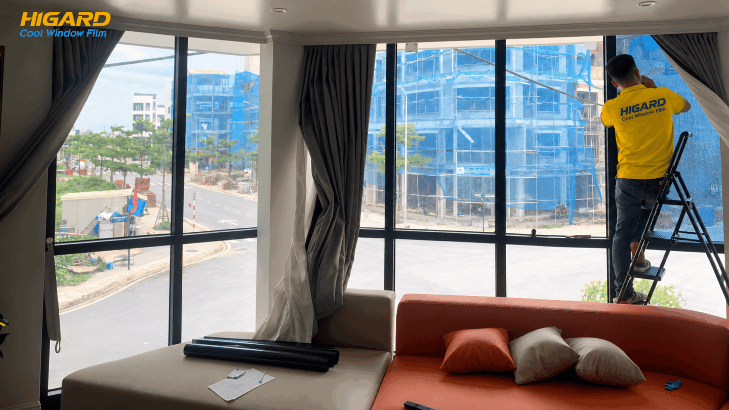 Thợ gạt nước khi dán phim cách nhiệt phản quang Higard HG80