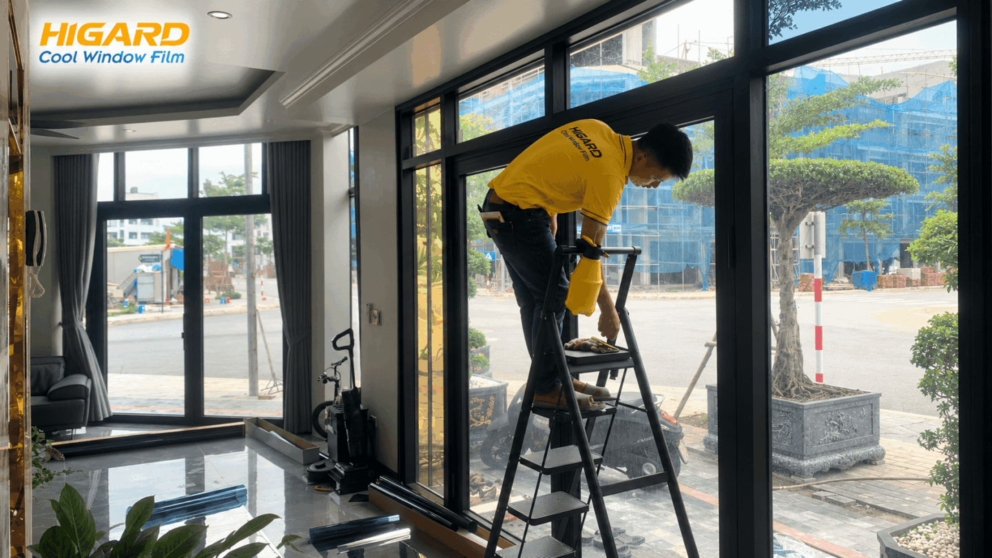 Góc nhìn bên dưới mái kính dán phim cách nhiệt 1 chiều HG80