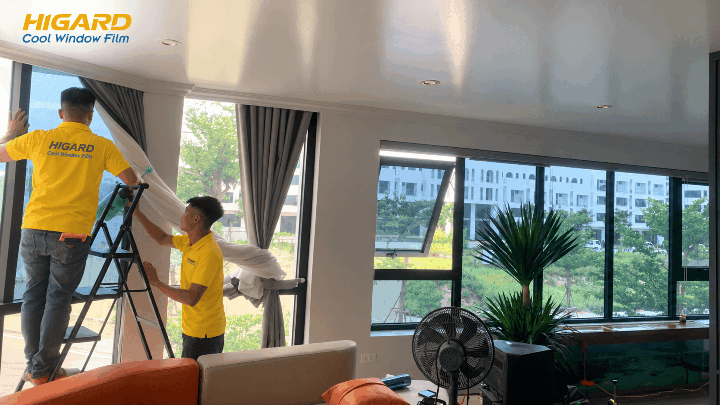 Thợ gạt nước thi công phim cách nhiệt phản quang HG80 trên mái kính