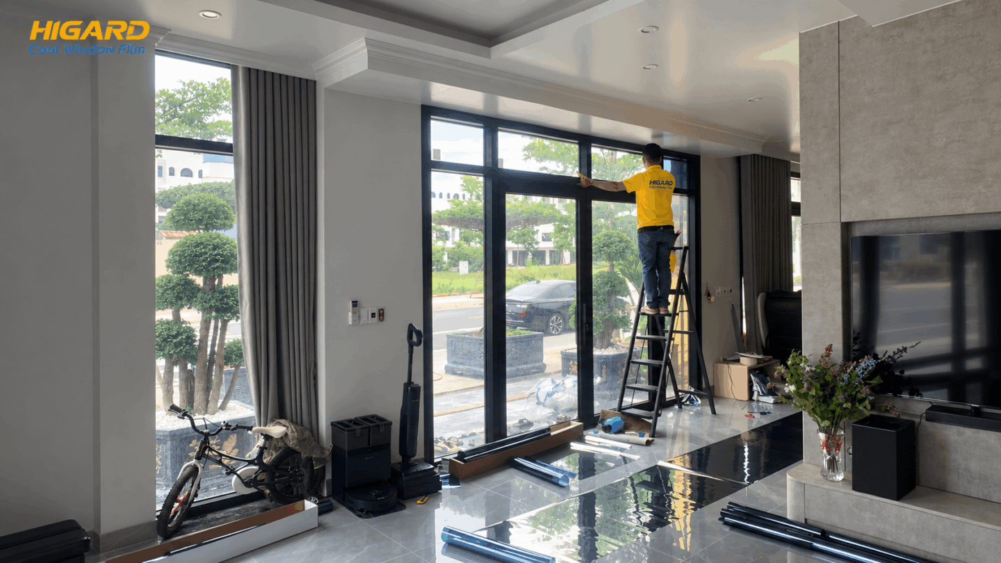 Dãy cửa sổ nhà xưởng dán phim dán kính 1 chiều Higard HG80