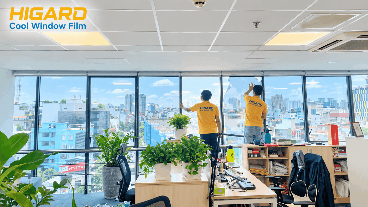 Vệ sinh kính trước khi dán phim cách nhiệt văn phòng