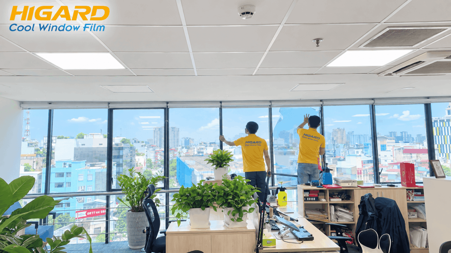Cắt mép phim cách nhiệt Tòa nhà sau khi dán