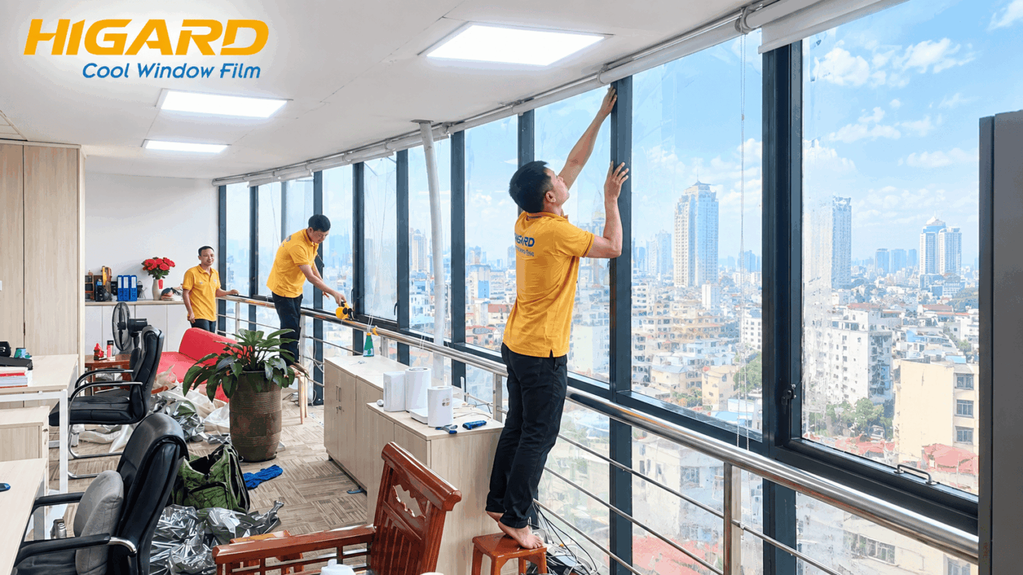 Kỹ thuật viên thi công phim cách nhiệt Tòa nhà