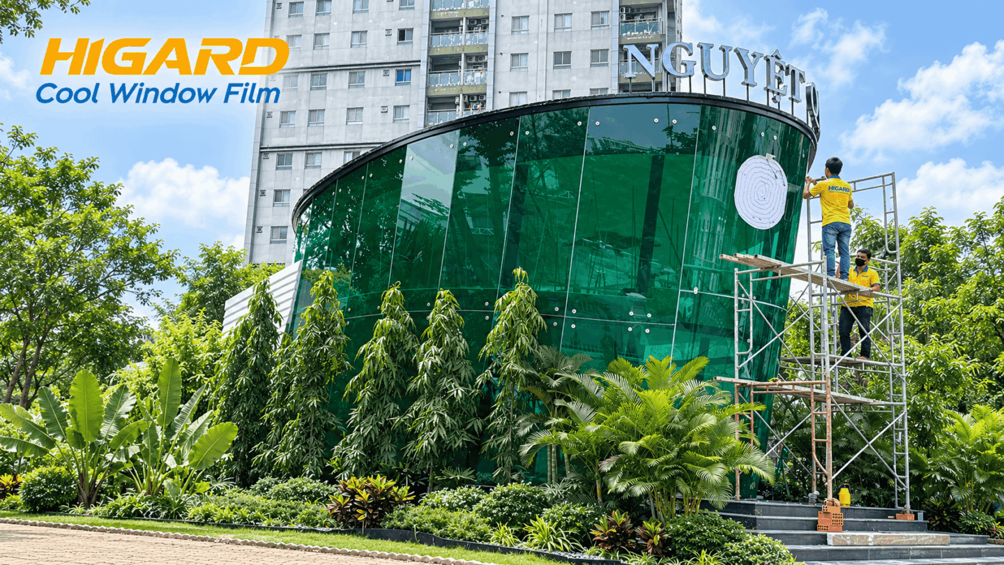 Mặt tiền kính Cafe Nguyệt Quế dán phim xanh lá DE12F nhìn từ ngã tư Cityland