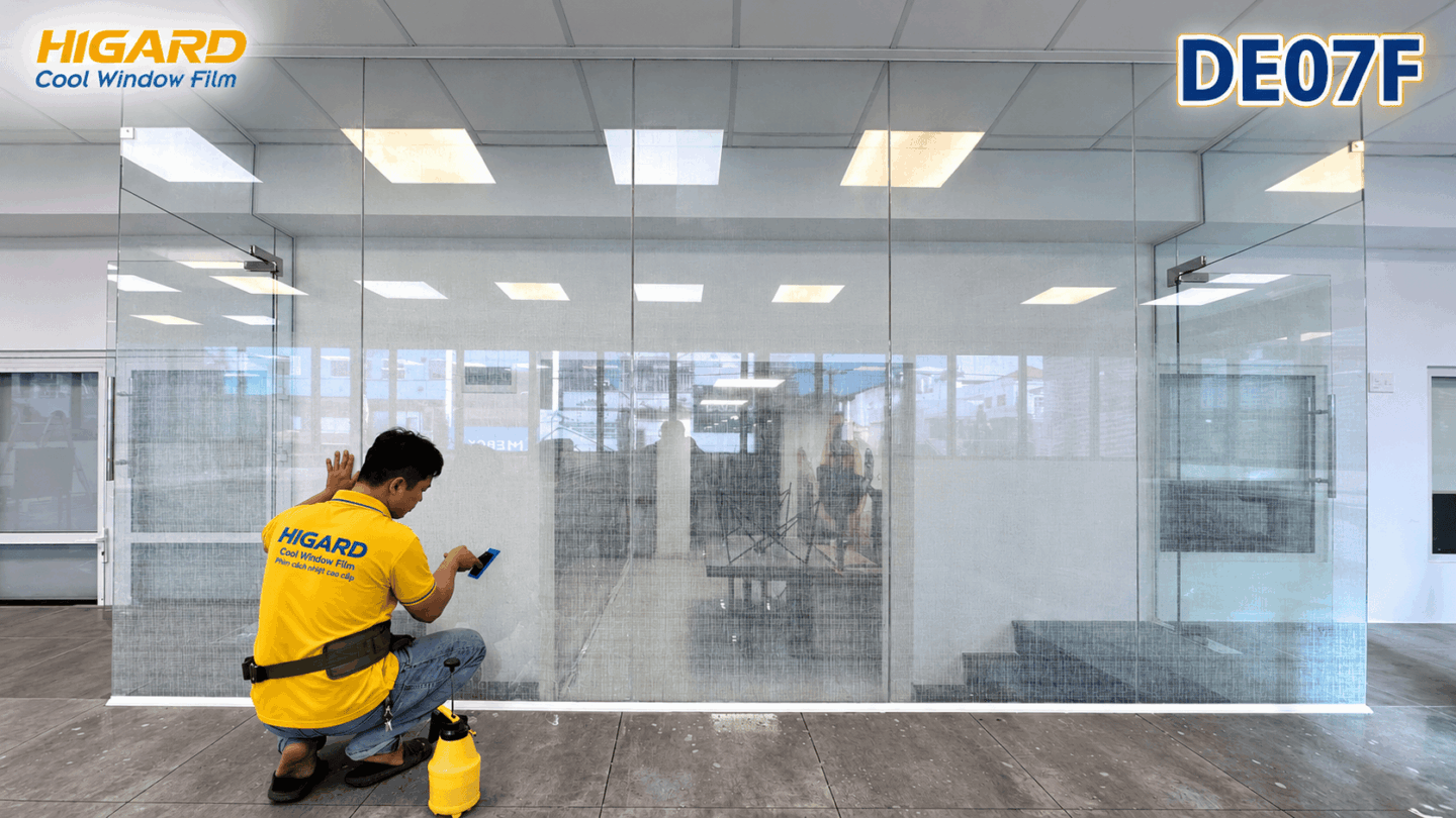 Phim dán kính Giả Lụa DE07F: Trang Trí Kính ấn tượng, Đẳng Cấp 32 Decal giả lụa DE07F Higard làm đẹp vách kính ngăn phòng