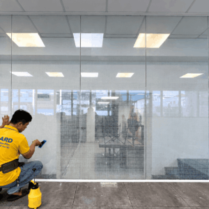 Phim dán kính Giả Lụa DE07F: Trang Trí Kính ấn tượng, Đẳng Cấp 24 Decal giả lụa DE07F Higard làm đẹp vách kính ngăn phòng