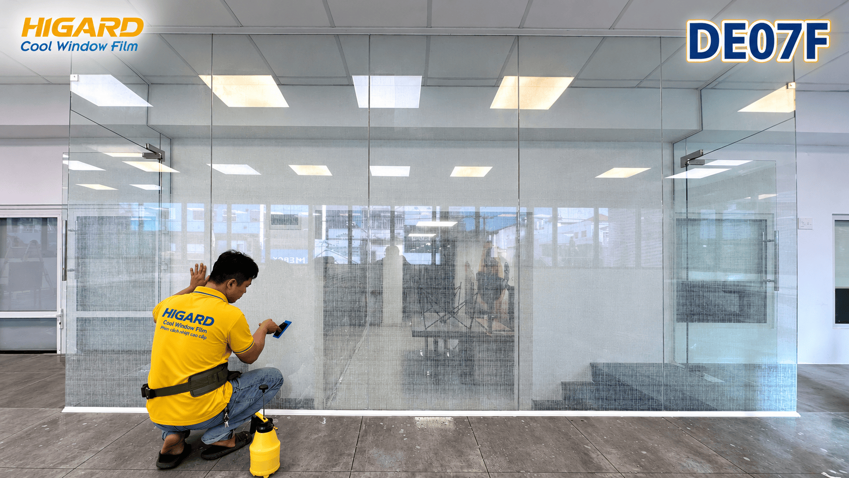 Phim dán kính Giả Lụa DE07F: Trang Trí Kính ấn tượng, Đẳng Cấp 11 Decal giả lụa DE07F Higard làm đẹp vách kính ngăn phòng