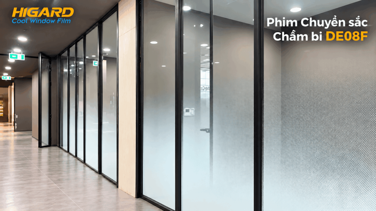 Đội thợ thi công decal mờ văn phòng dán phim DE08F lên vách kính