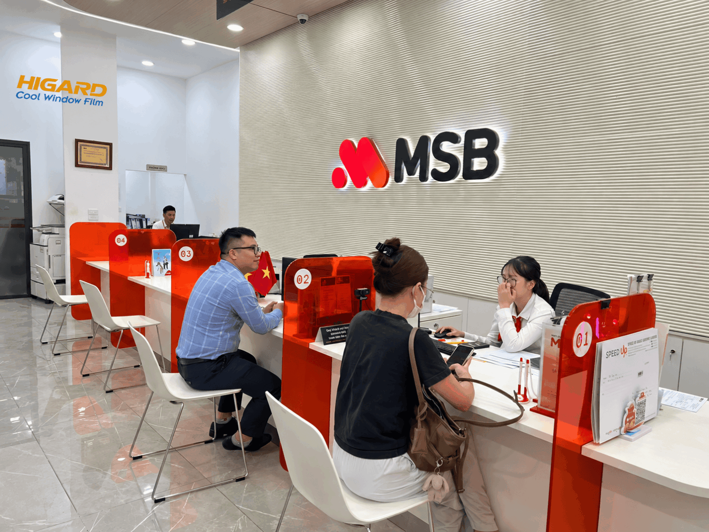 Thi công phim dán kính màu cam DE11F tại ngân hàng MSB – Điểm nhấn nổi bật cho không gian làm việc 3 Sắc cam của phim DE11F Higard trên vách kính văn phòng MSB.
