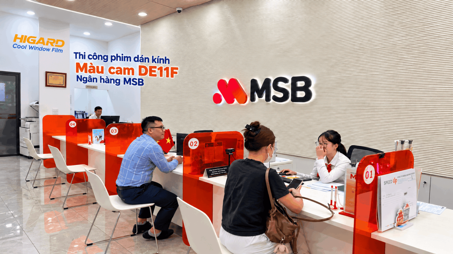Thi công phim dán kính màu cam DE11F tại ngân hàng MSB – Điểm nhấn nổi bật cho không gian làm việc 1 Thi công phim dán kính Màu cam DE11F – Ngân hàng MSB